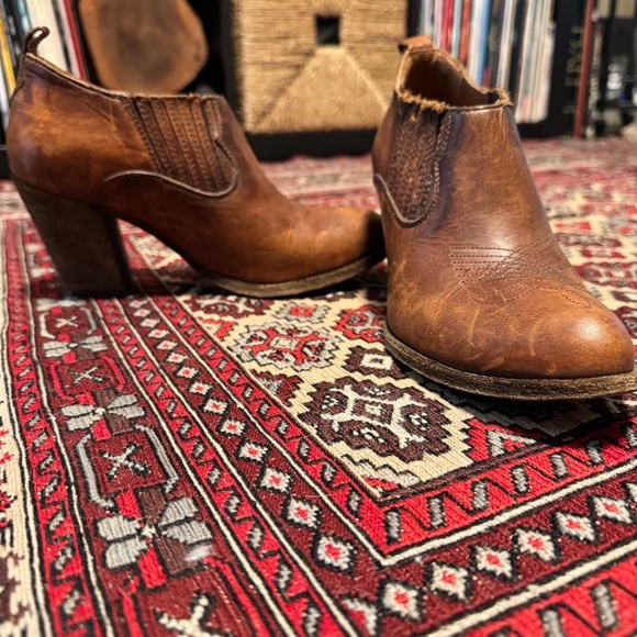 Frye Faye Shootie Leather Ankle Heeled Boot - Size 6 - Cognac - Like New - Picture 4 of 9